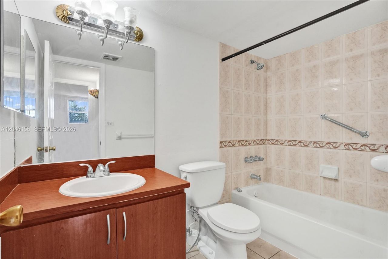 606 W 81st St , Unit 323, Hialeah, FL 33014 Photo
