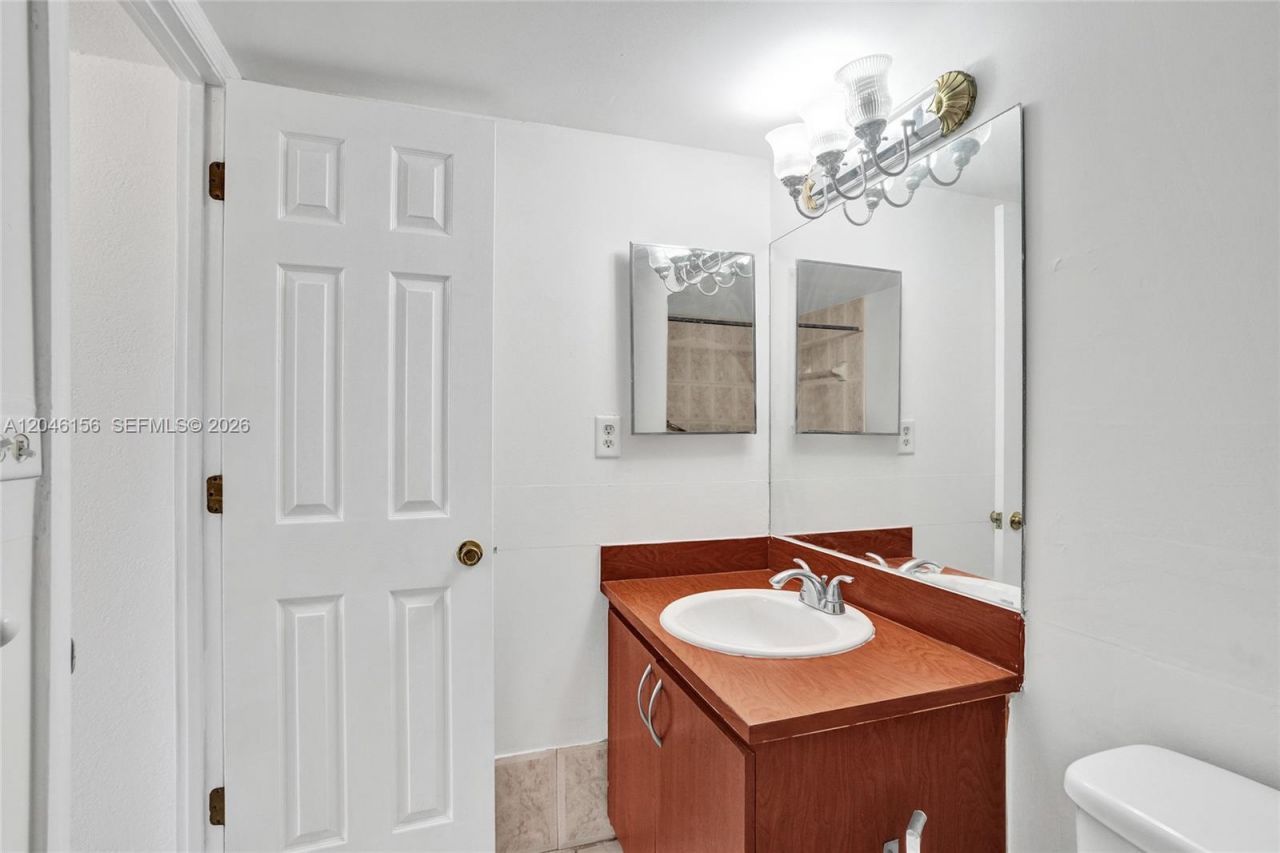 606 W 81st St , Unit 323, Hialeah, FL 33014 Photo