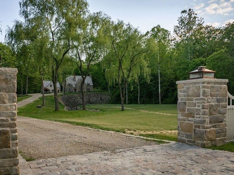 8061 Chagrin Road, Chagrin Falls, OH 44023 Photo 2