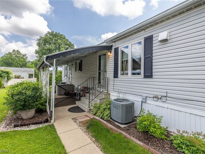 4 Village Park, Olmsted Township, OH 44138 Photo 4