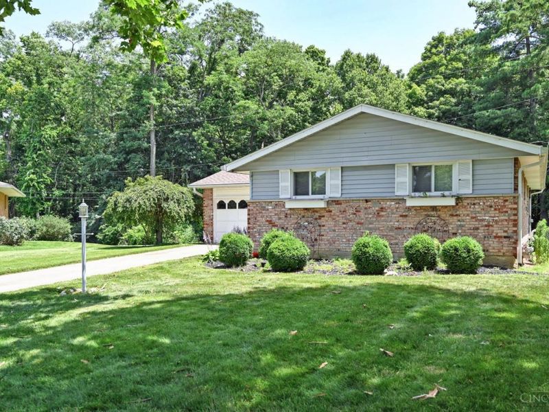 137 Bayham Drive, Greenhills, OH 45218 Photo 2
