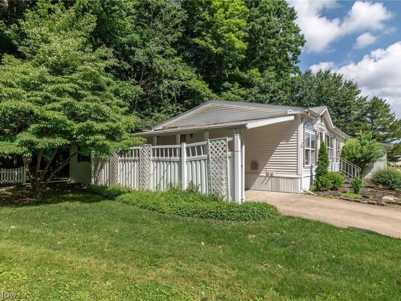 12 Jessica Lane, Olmsted Township, OH 44138 Photo 3