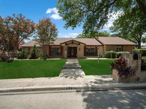 8703 Golden Pt, Windcrest, TX 78239