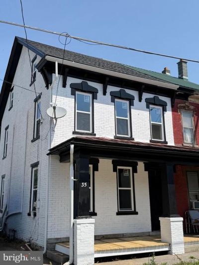 35 W MAIN STREET , NEWMANSTOWN, PA 17073