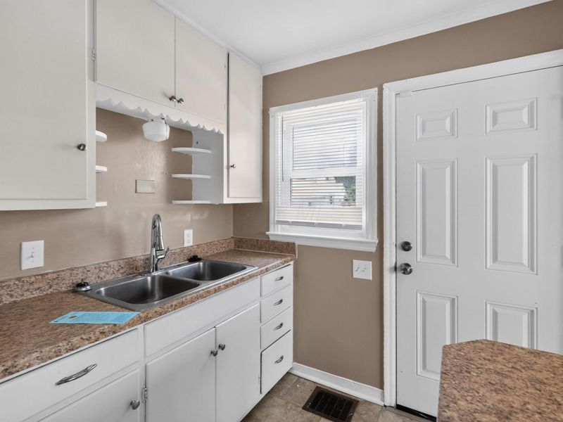 636 S Ashburton Road , Columbus, OH 43213 Photo 8