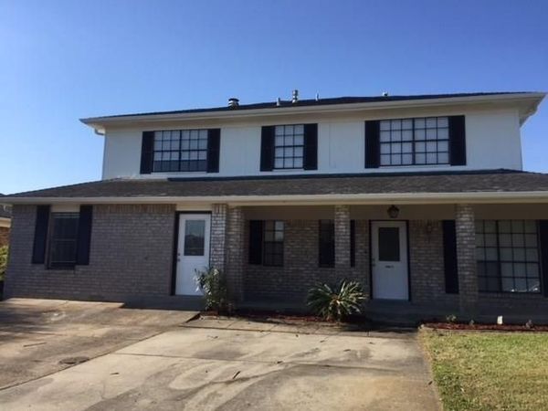 805 CHAMPAGNE Drive , Kenner, LA 70065
