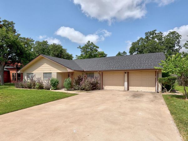 2305 Lathan LN, Taylor, TX 76574