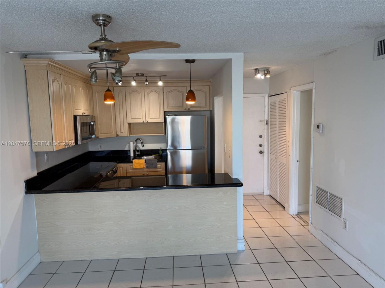 1990 Marseille Dr, Unit 303, Miami Beach, FL 33141 Photo