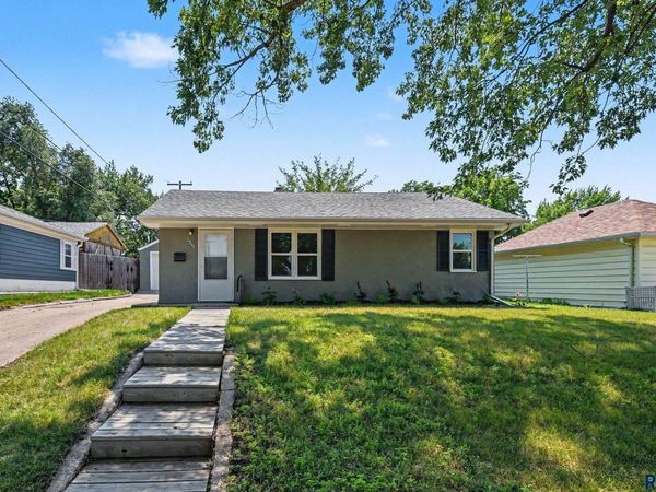 2305 E 11th St, Sioux Falls, SD 57103