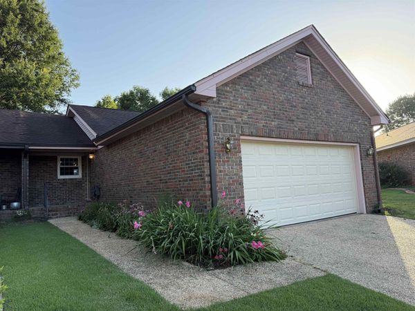 211 Allen Ct, Florence, AL 35630