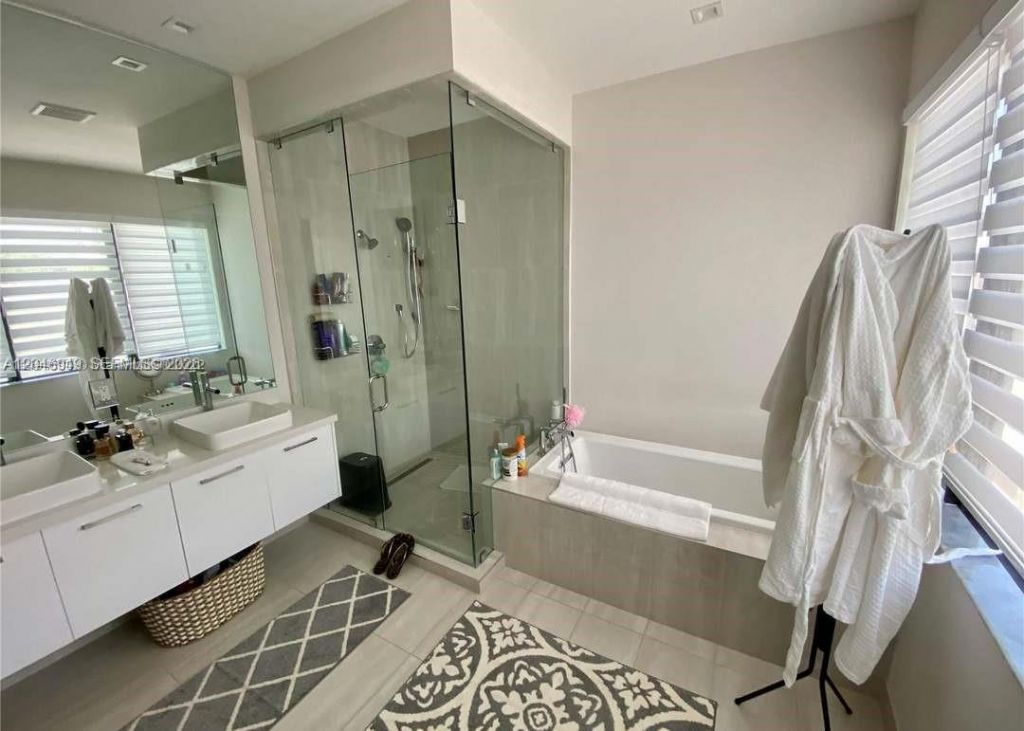8256 NW 48th Ter, Doral, FL 33166 Photo