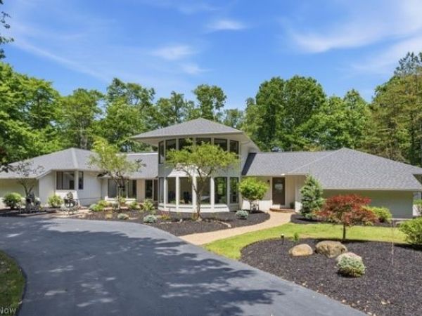 100 Basswood Lane , Moreland Hills, OH 44022