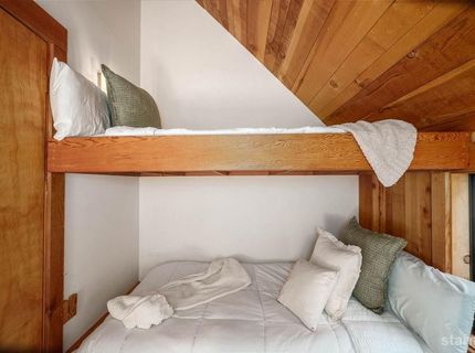 2117 Cascade Road, South Lake Tahoe, CA 96150 Photo