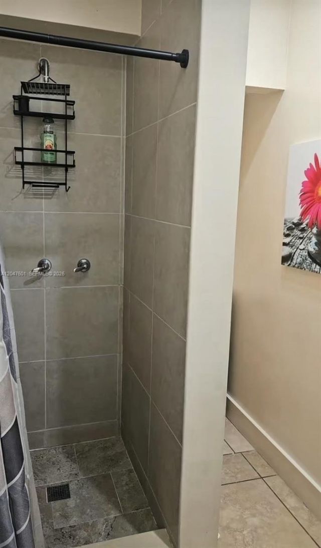 965 NE 146th St , Unit Side Room, North Miami, FL 33161 Photo