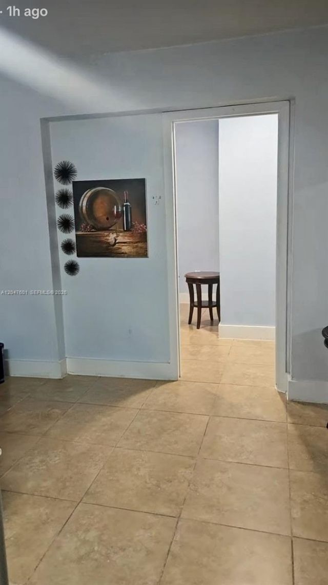 965 NE 146th St , Unit Side Room, North Miami, FL 33161 Photo