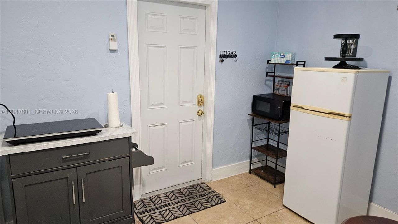 965 NE 146th St , Unit Side Room, North Miami, FL 33161 Photo