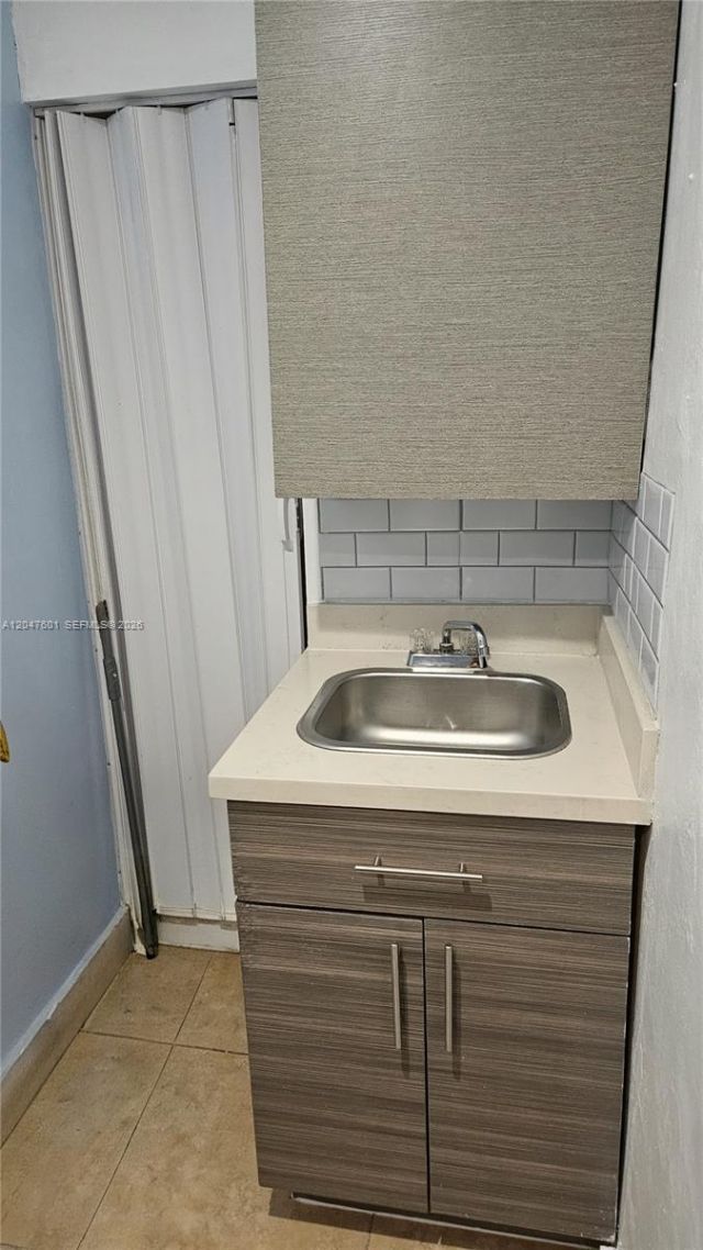 965 NE 146th St , Unit Side Room, North Miami, FL 33161 Photo