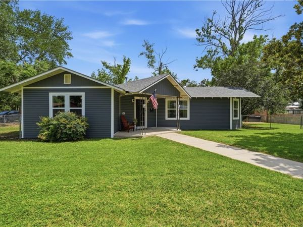 733 E Krezdorn Street, Seguin, TX 78155