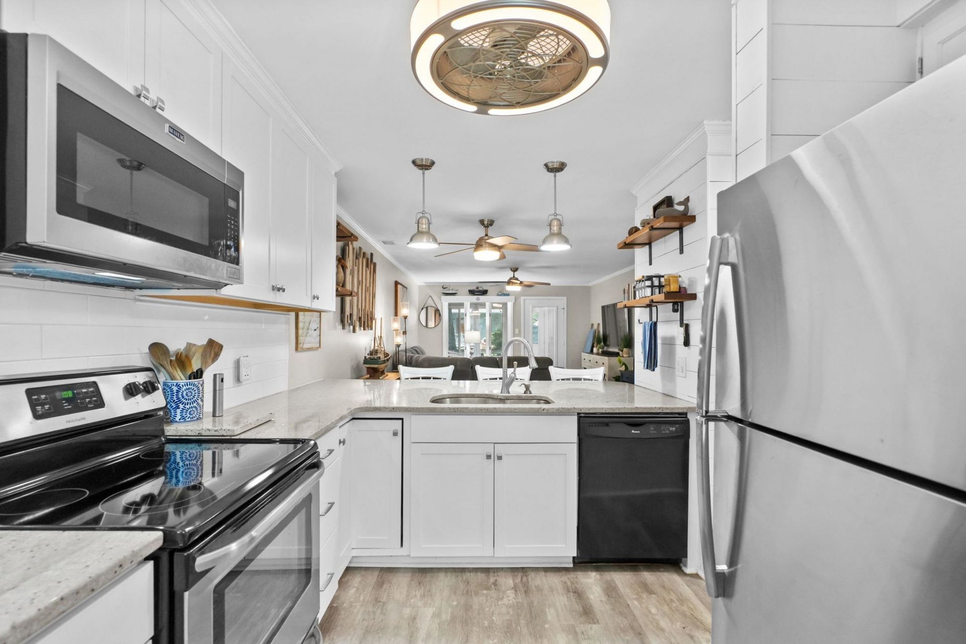 812 Villas Ct.  Photo 18