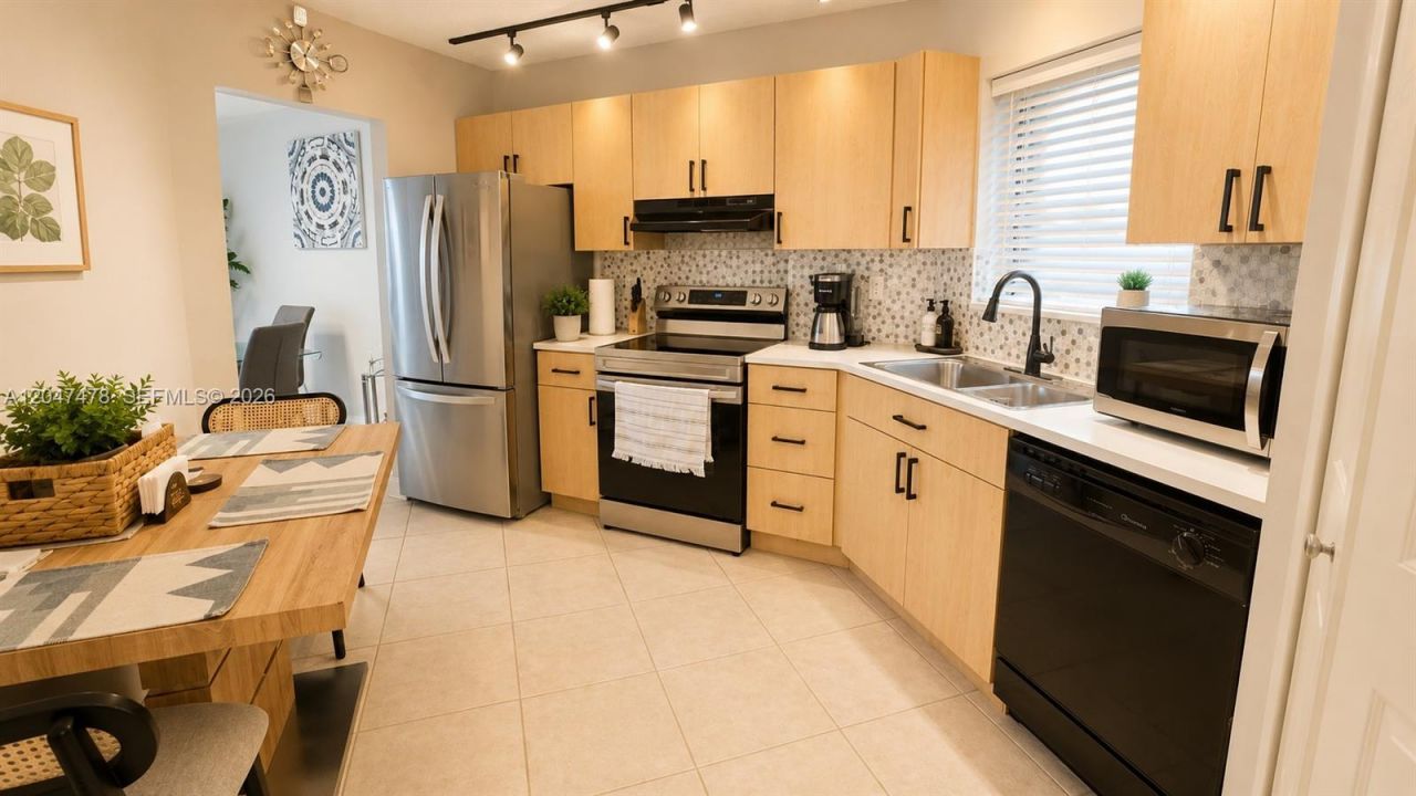 6655 W Broward Blvd , Unit 206, Plantation, FL 33317 Photo