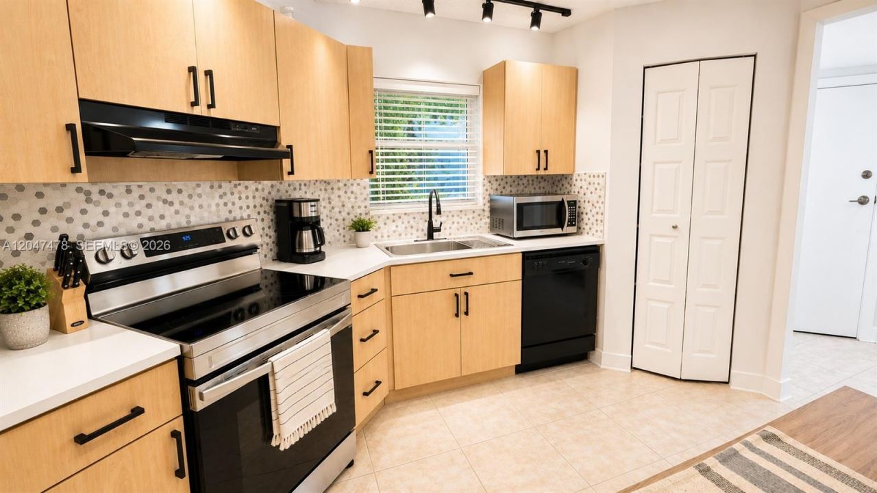6655 W Broward Blvd , Unit 206, Plantation, FL 33317 Photo