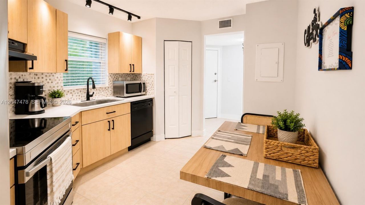 6655 W Broward Blvd , Unit 206, Plantation, FL 33317 Photo