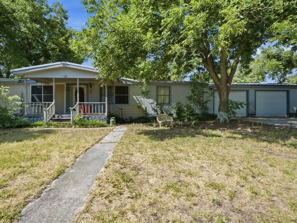 816 W Ayers Avenue, De Leon, TX 76444