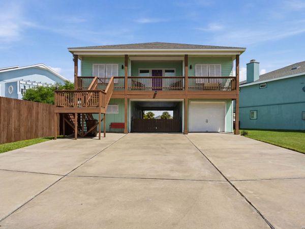 304 Bayview Dr, City By The Sea, TX 78336