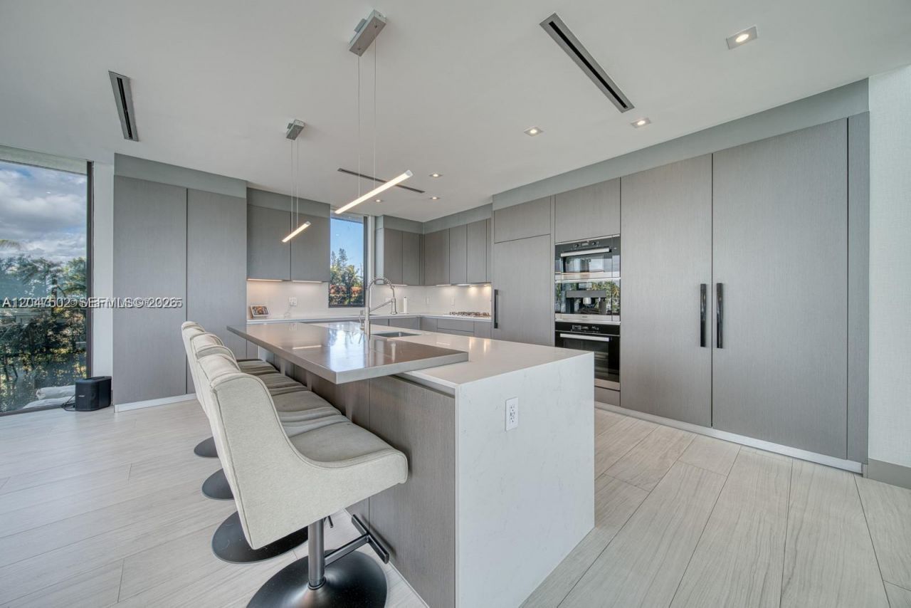 7520 W Treasure Dr , North Bay Village, FL 33141 Photo