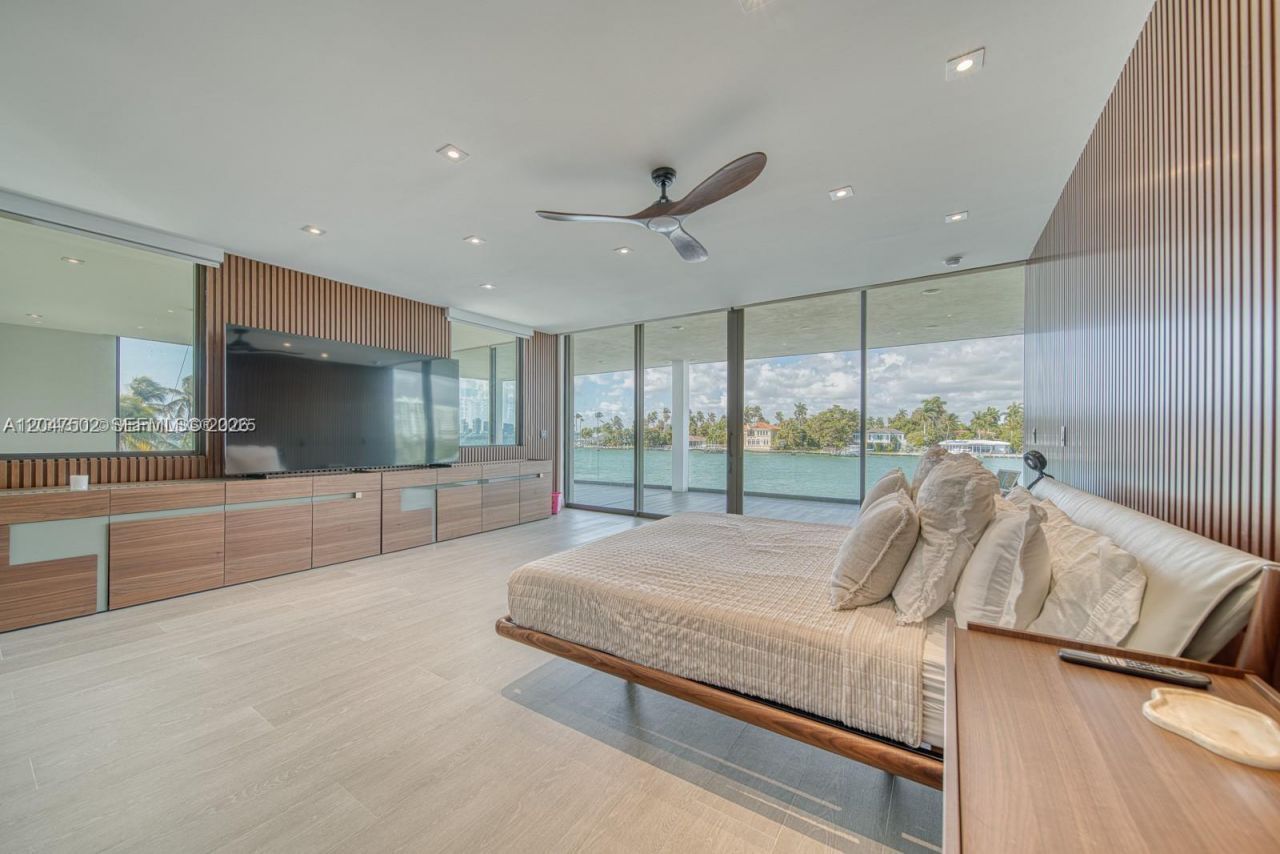 7520 W Treasure Dr , North Bay Village, FL 33141 Photo