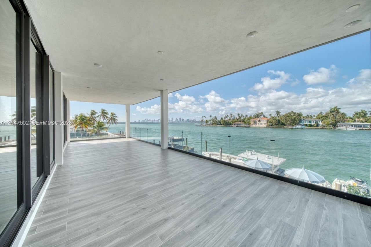 7520 W Treasure Dr , North Bay Village, FL 33141 Photo