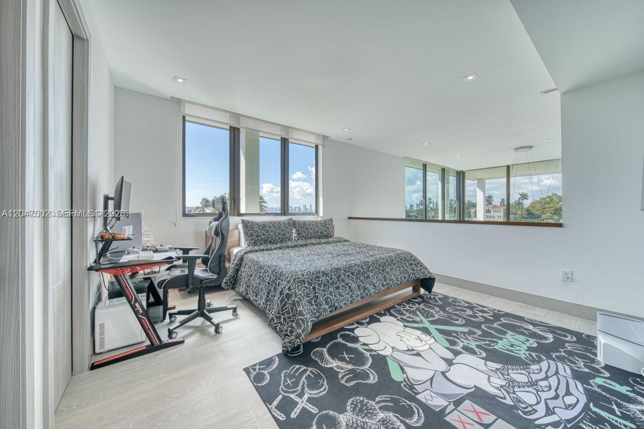 7520 W Treasure Dr , North Bay Village, FL 33141 Photo