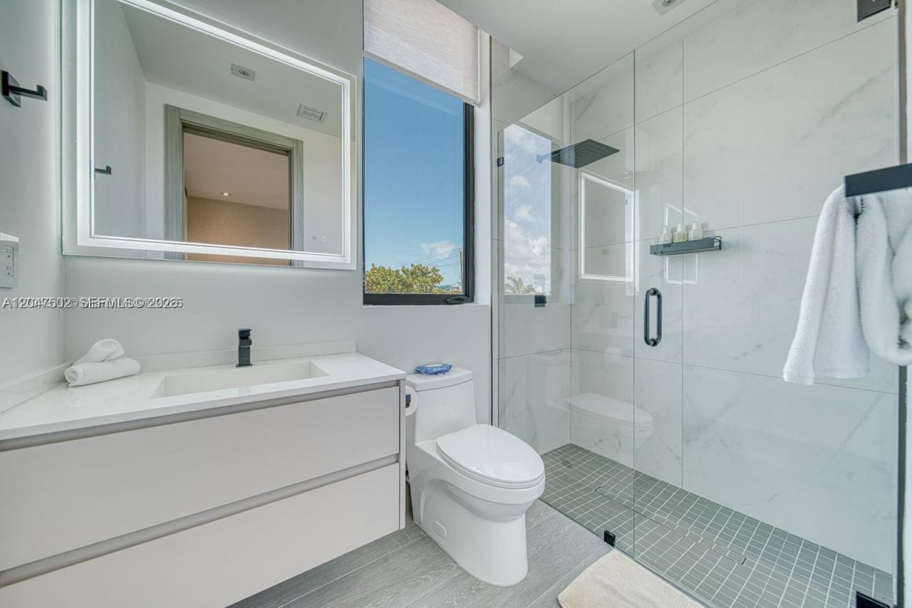 7520 W Treasure Dr , North Bay Village, FL 33141 Photo