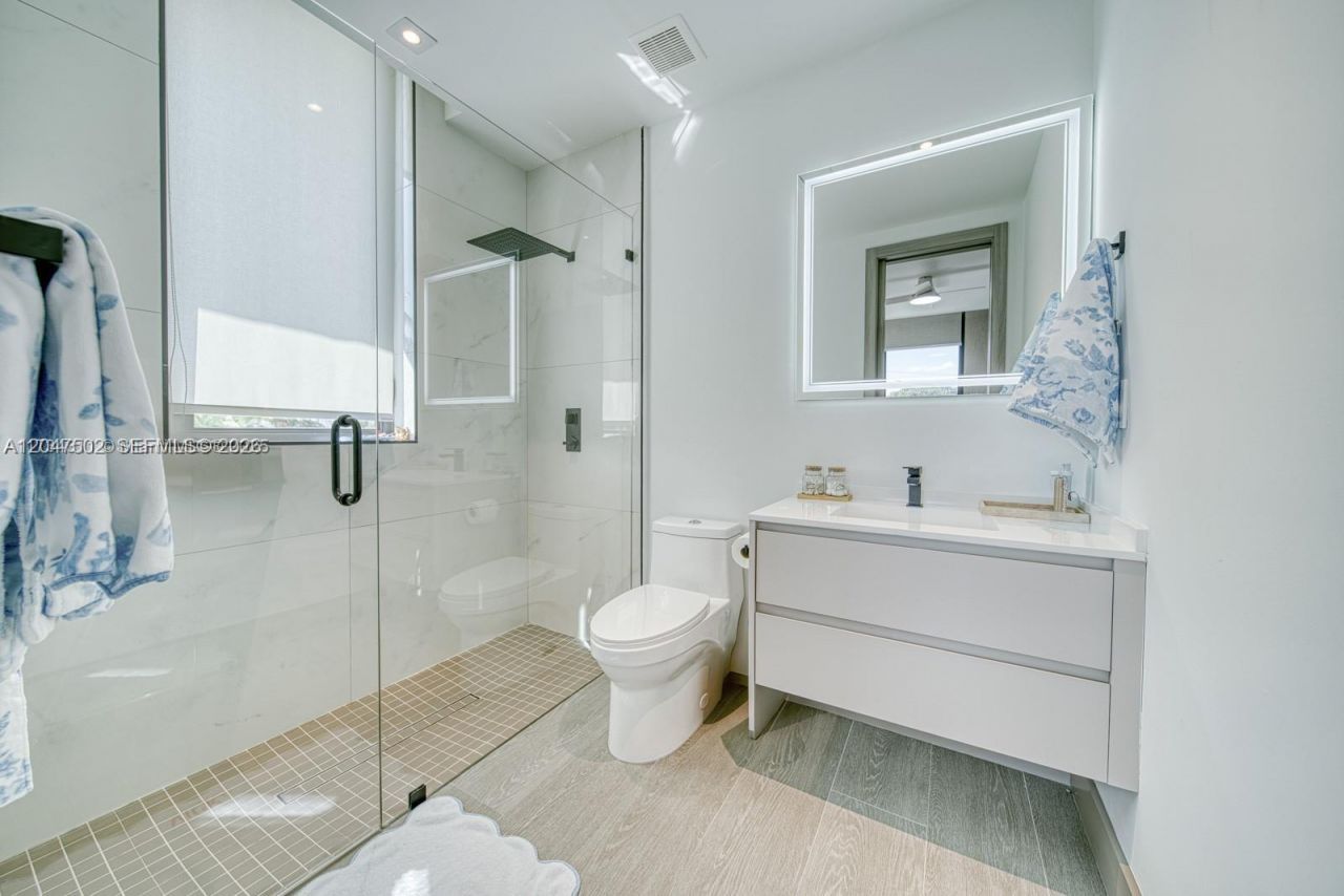 7520 W Treasure Dr , North Bay Village, FL 33141 Photo