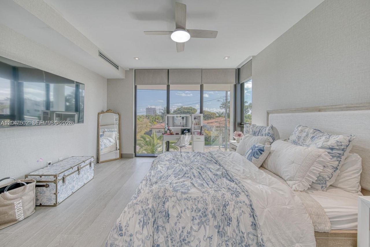 7520 W Treasure Dr , North Bay Village, FL 33141 Photo