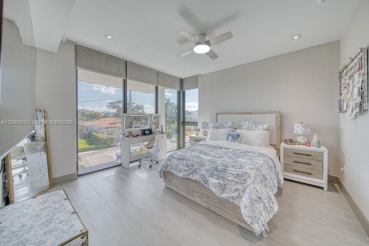 7520 W Treasure Dr , North Bay Village, FL 33141 Photo