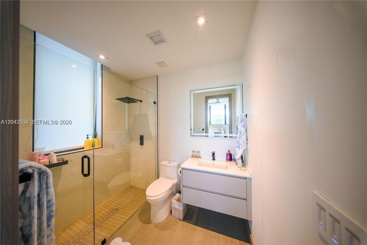 7520 W Treasure Dr , North Bay Village, FL 33141 Photo