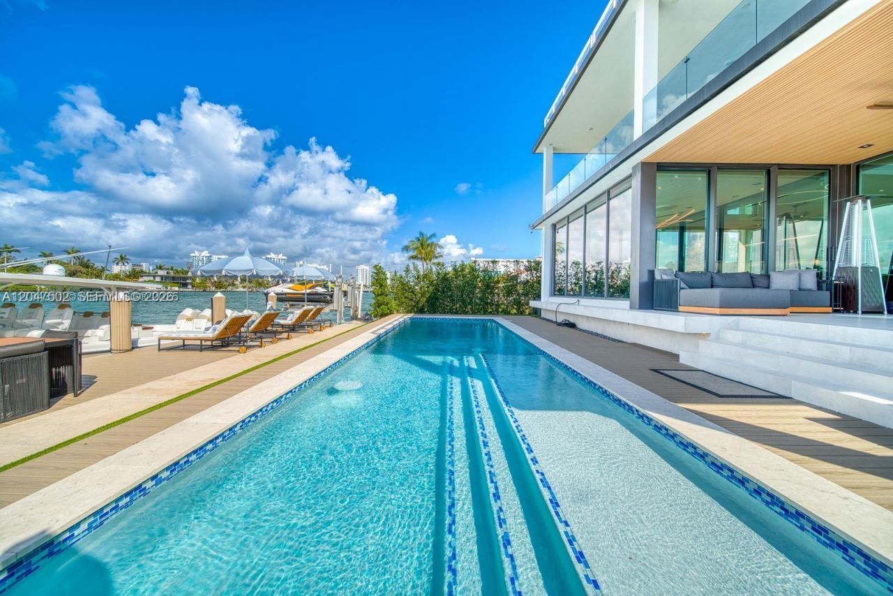 7520 W Treasure Dr , North Bay Village, FL 33141 Photo