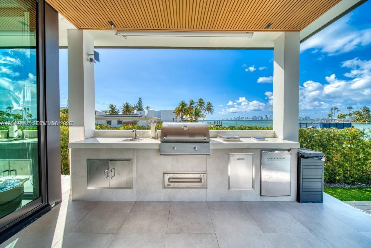 7520 W Treasure Dr , North Bay Village, FL 33141 Photo
