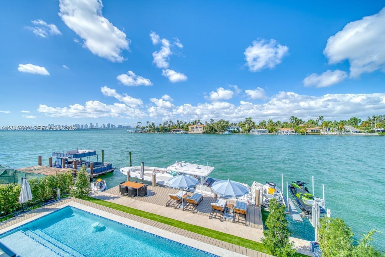 7520 W Treasure Dr , North Bay Village, FL 33141 Photo