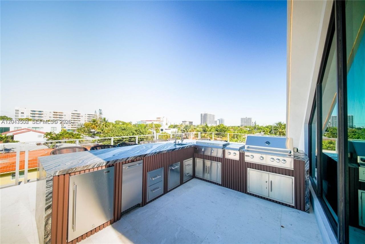 7520 W Treasure Dr , North Bay Village, FL 33141 Photo