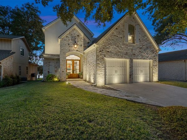327 Meadowlakes DR, Meadowlakes, TX 78654