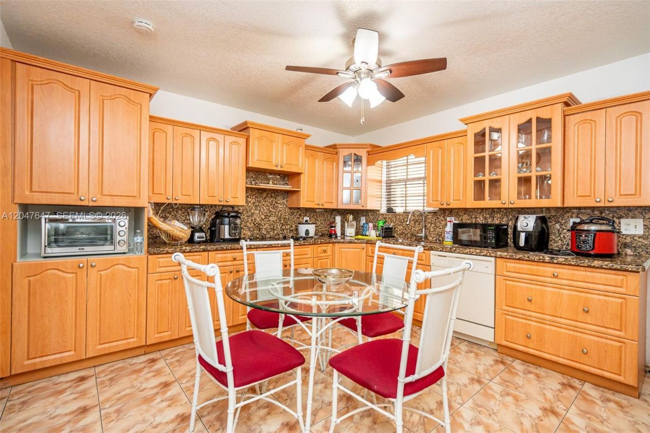 525 E 24th St, Hialeah, FL 33013 Photo