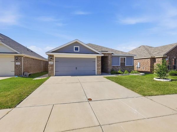 7533 Pleasant Oaks Street, Fort Worth, TX 76120