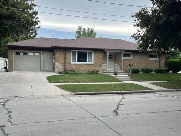 2504 S 8 St, Manitowoc, WI 54220