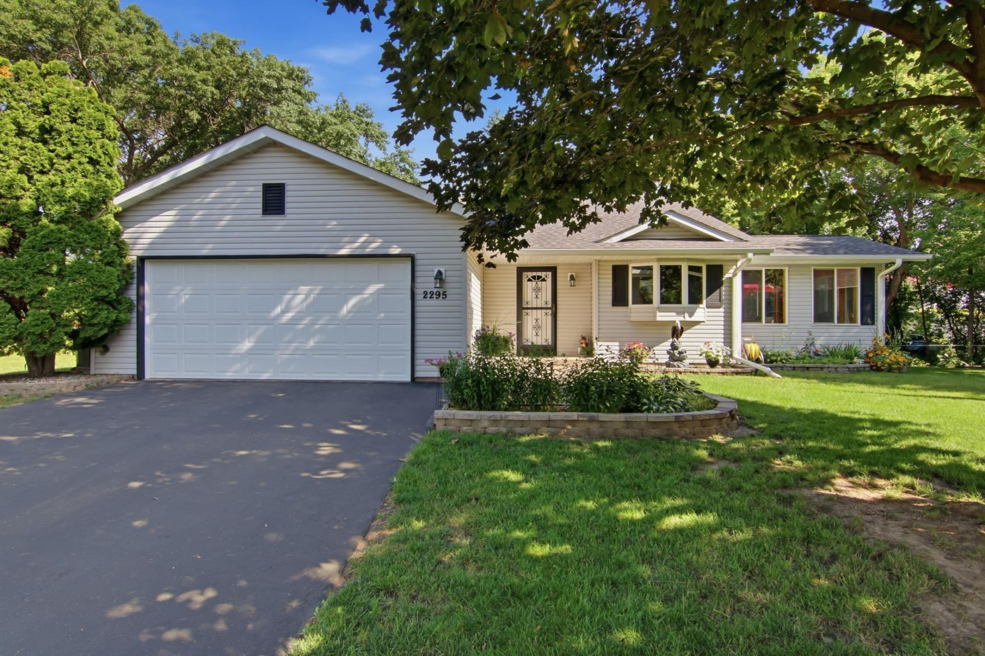 2295 Ariel Court N, North Saint Paul, MN 55109