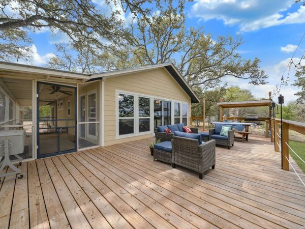 178 N LAKESHORE DR, Bandera, TX 78003