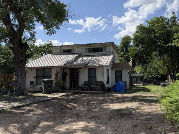 118 E MILL ST, Uvalde, TX 78801