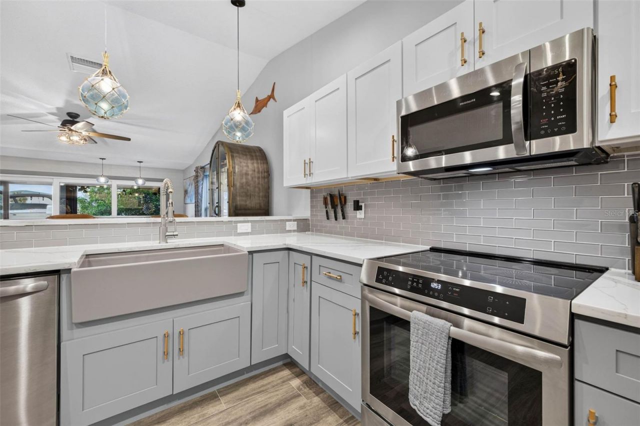 292 Sunlit Cove Drive Ne, Saint Petersburg, FL 33702 Photo