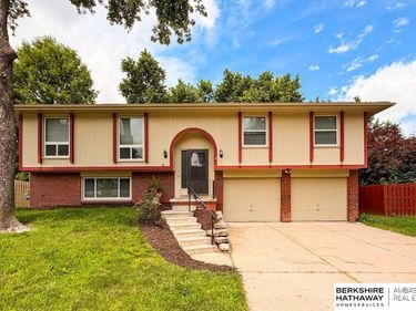 702 Shannon Road, Papillion, NE 68046